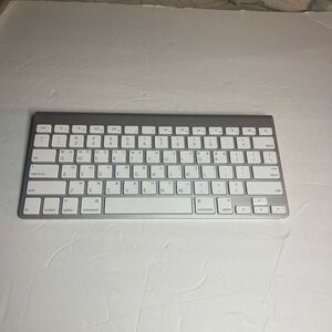 Genuine Apple Magic A1314 Bluetooth Wireless Slim Aluminum Keyboard Silver with